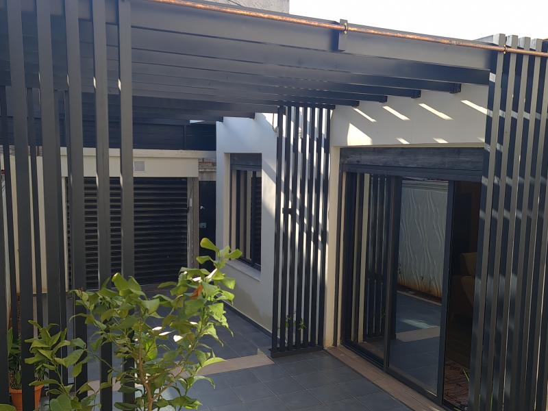 Niveau de villa avec piscine intérieure chauffée