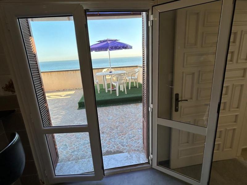 Studio avec une grande terrasse vue sur mer 