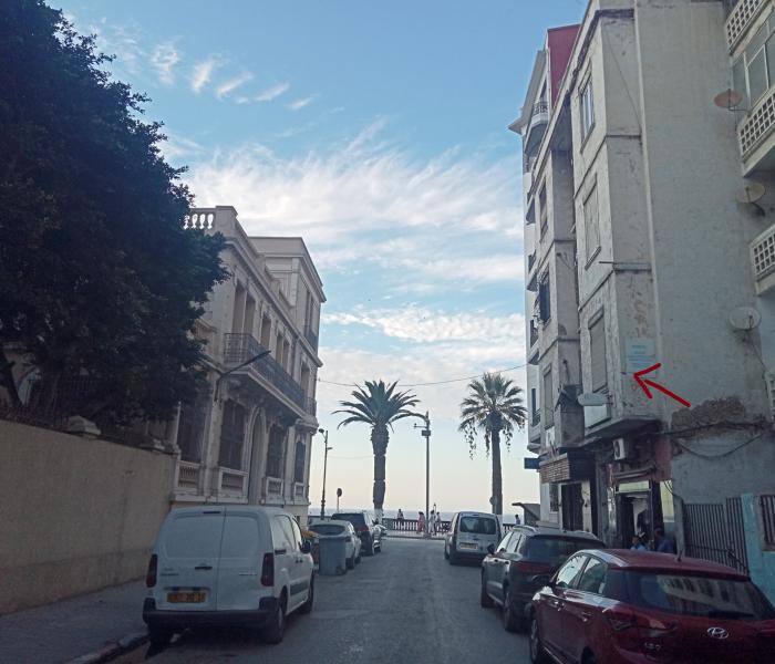 Très belle F2 refait et équipé en plein centre ville d'Oran 